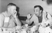 Hawks pitcher Joe Stanka (left) and Tigers pitcher Gene Bacque meet at the Kobe Oriental Hotel on Oct. 7,1964. | KYODO