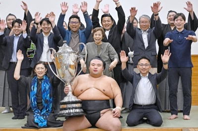 Takakeisho celebrates with the trophy after winning the Autumn Grand Sumo Tournament on Sept. 24.