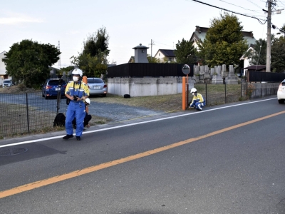 Police investigate around the site where a car driven by an elderly driver hit three elementary school children in Hamamatsu, Shizuoka Prefecture, on Thursday.