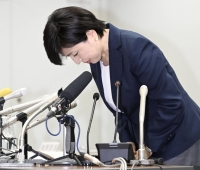 Yayoi Kimura, mayor of Tokyo's Koto Ward, at a news conference to announce her resignation following allegations of election campaign violations. | KYODO