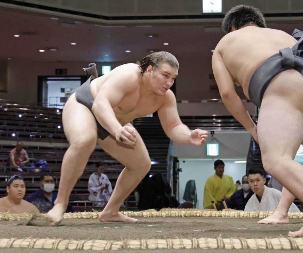 Ukrainian sumo wrestler Aonishiki (left) competes in a preliminary bout for unranked wrestlers during the Autumn Grand Sumo Tournament at Ryogoku Kokugikan in Tokyo on Sept. 12.