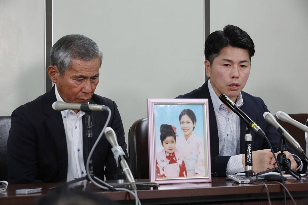 Takuya Matsunaga (right), who lost his wife and daughter in a 2019 crash in Tokyo's Ikebukuro district, attends a news conference on Friday along with his father-in-law, Yoshinori Uehara.