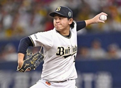 Buffaloes starter Hiroya Miyagi pitches against the Tigers in Game 2 of the Japan Series at Kyocera Dome Osaka on Sunday night. 