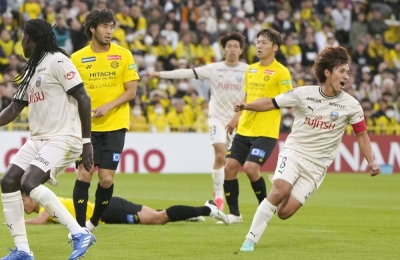 Kawasaki Frontale's Kento Tachibanada (right) celebrates after scoring an equalizer against Kashiwa Reysol during the second half of a J. League first-division match at Sankyo Frontier Stadium in Kashiwa, Chiba Prefecture, on Sunday.