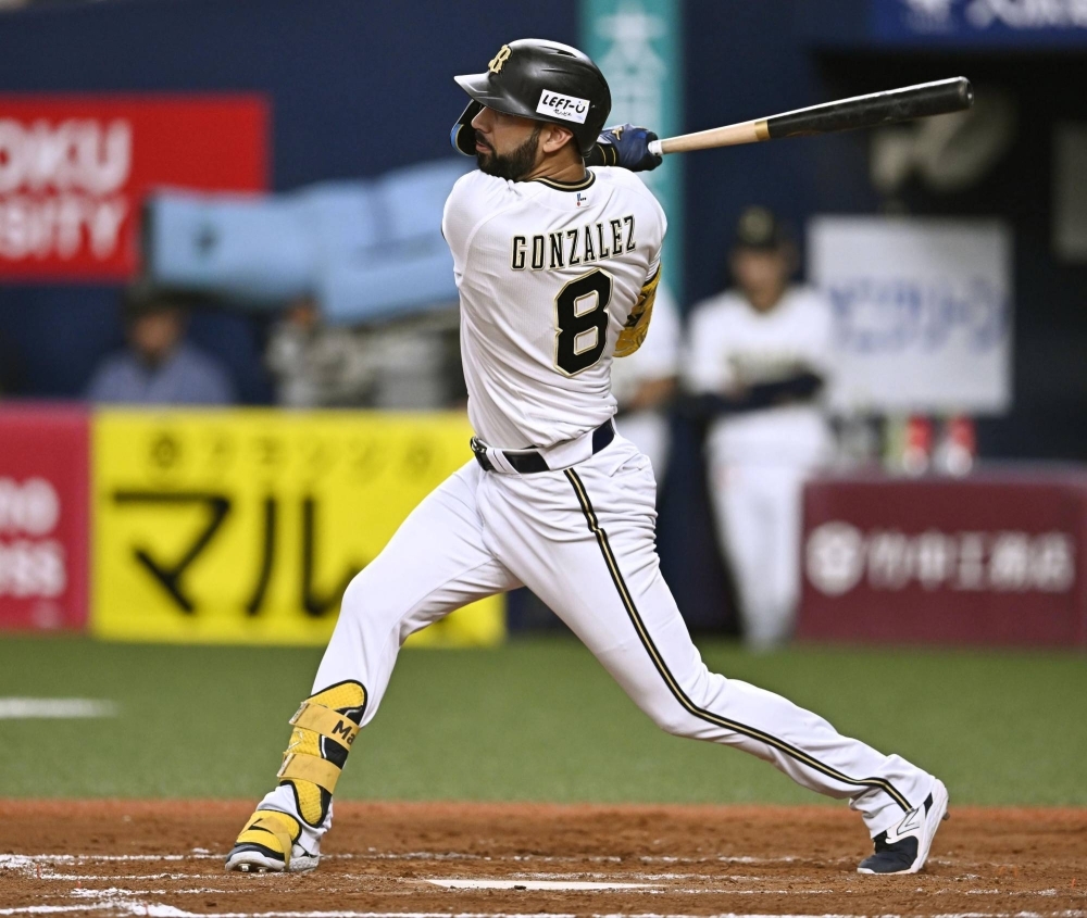 Marwin Gonzalez, seen in a game on Oct. 9 at Kyocera Dome Osaka, is trying to help the Buffaloes win the Japan Series in his first season with the team.