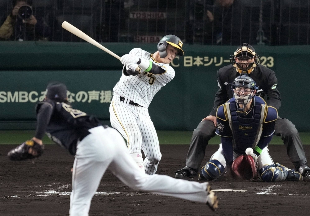 Udagawa strikes out Kinami, the Tigers' hottest hitter, on Tuesday. 