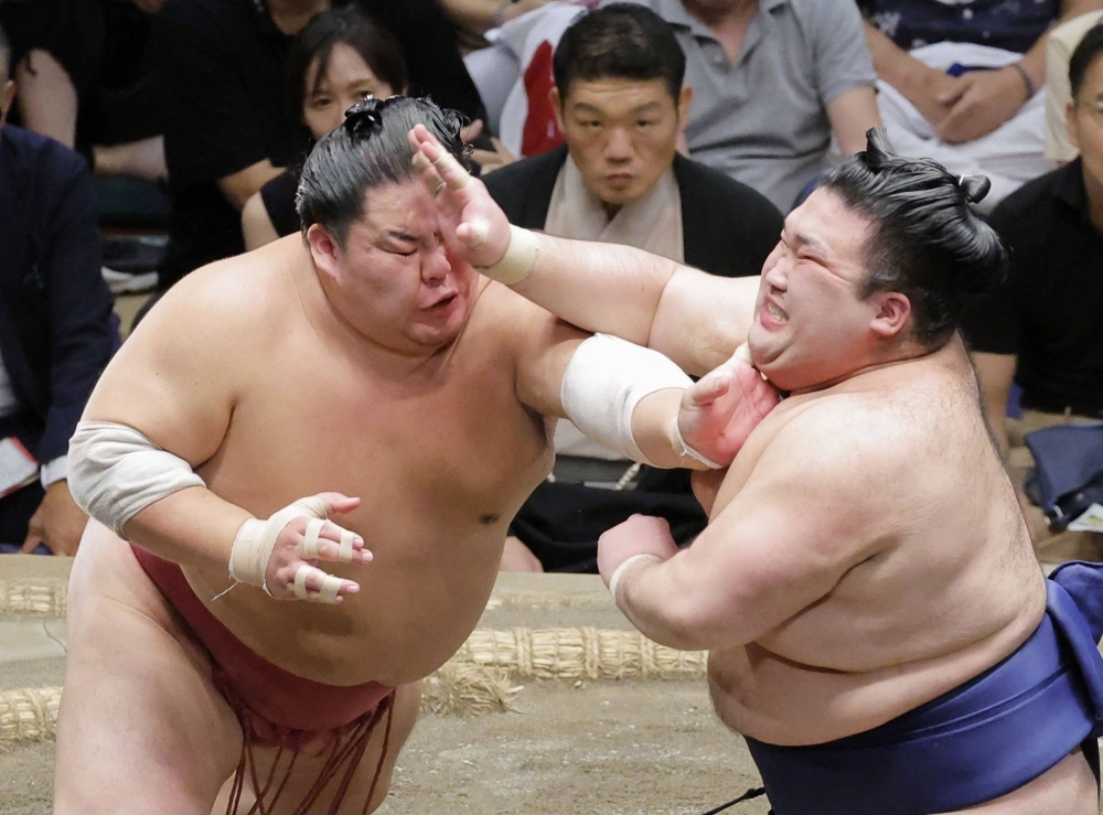 Gonoyama (right) faces Daieisho at Ryogoku Kokugikan in Tokyo on Sept. 22