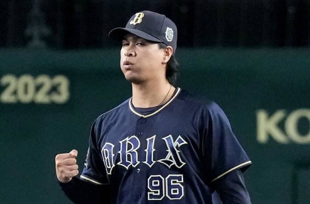 Buffaloes reliever Yuki Udagawa pumps his fist after striking out Tigers shortstop Seiya Kinami in the eighth inning of Orix's 5-4 win in Game 3 of the Japan Series on Tuesday at Koshien Stadium.