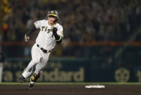 A two-run triple by rookie Shota Morishita in the eighth inning led to a dramatic 6-2 win for the Tigers in Game 5 of the Japan Series | Kyodo