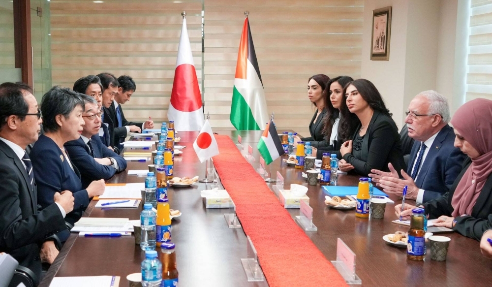 Foreign Minister Yoko Kamikawa (second from left) meets with Palestinian Authority Foreign Minister Riyad al-Maliki (second from right) in Ramallah, West Bank, on Friday.