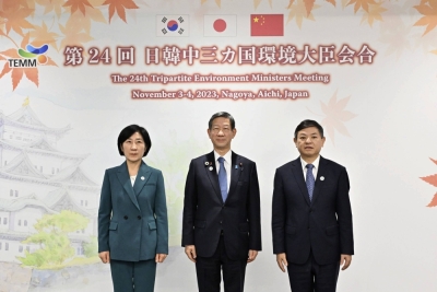 South Korean Environment Minister Han Wha-jin, Japanese Environment Minister Shintaro Ito and Chinese Ecology and Environment Minister Huang Runqiu pose for a photo during a meeting in Nagoya on Saturday.