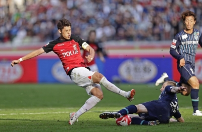 Urawa Reds captain Hiroki Sakai (left) in action against Avispa Fukuoka at Tokyo's National Stadium on Saturday. Sakai has undergone knee surgery, which is expected to take about three months to fully recover.