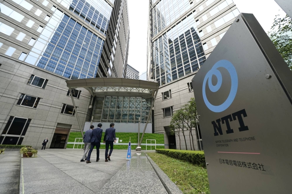 NTT plans to test driverless vehicle technology with Toyota and invest in a U.S. startup.