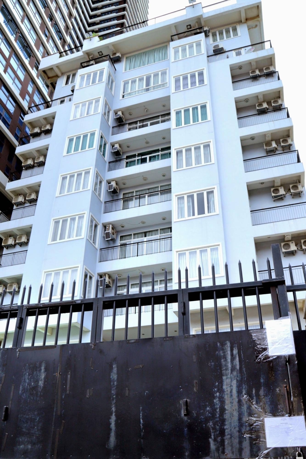 An apartment building in Phnom Penh where a group of Japanese nationals was detained for allegedly running a phone scam operation.
