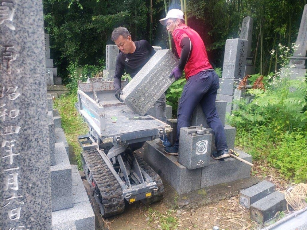 The family grave of Toshihide Matsumoto is dismantled in Himeji, Hyogo Prefecture. An increasing number of Japanese people are opting to permanently close their family graves as traditional family structures continue to change.