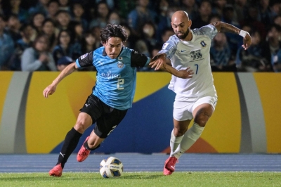 Kawasaki's Kyohei Noborizato (left) fights for the ball with Pathum United's Danilo during their Asian Champions League match on Tuesday in Kawasaki.  