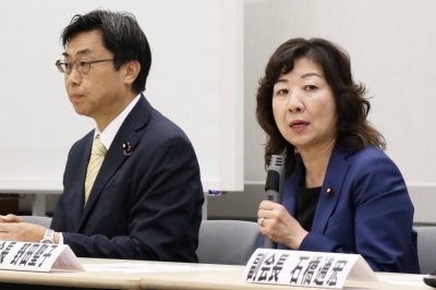 Seiko Noda (right), head of a suprapartisan group of lawmakers discussing assisted reproductive technology, addresses the group's general meeting held in the Diet building on Tuesday.