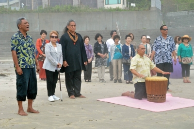 People from Hawaii pray for the victims of the Great East Japan Earthquake, on a beach in Iwaki, Fukushima Prefecture, in 2014.