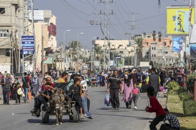Displaced residents of the city of Gaza walk to the southern Gaza Strip on Wednesday.
