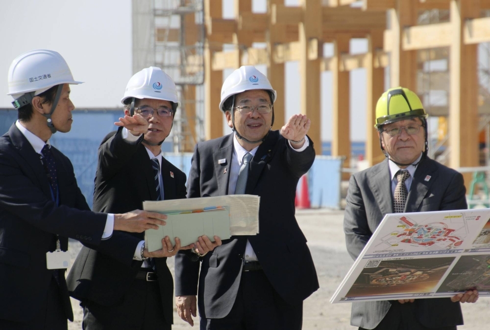 Land Minister Tetsuo Saito (center right) visits Yumeshima, the venue for the 2025 Osaka-Kansai Japan Expo, on Nov. 3.