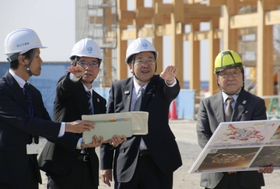 Land Minister Tetsuo Saito (center right) visits Yumeshima, the venue for the 2025 Osaka-Kansai Japan Expo, on Nov. 3.