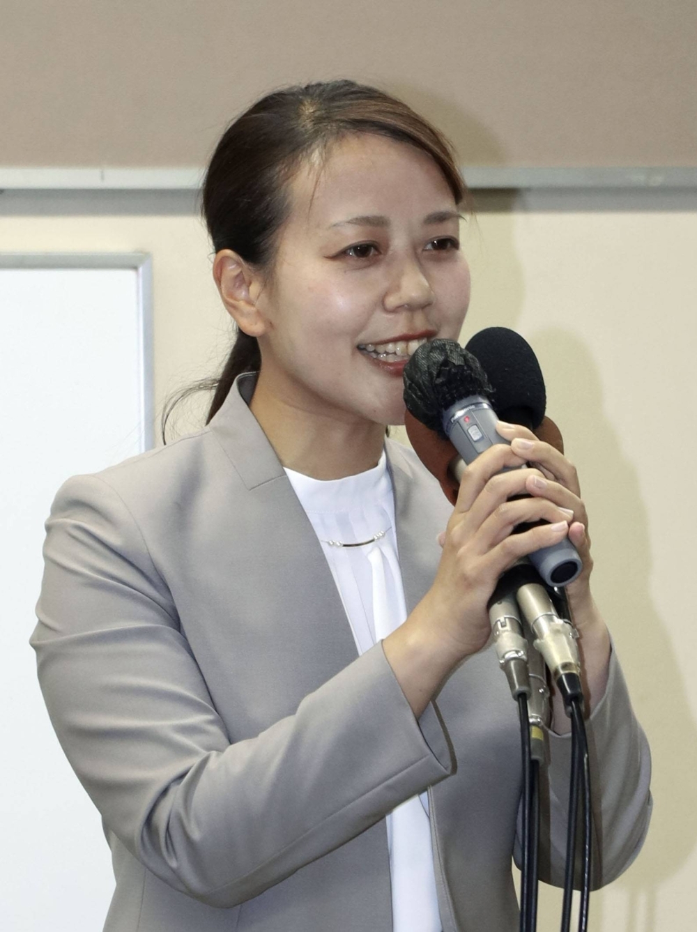 Shoko Kawata thanks her supporters after winning the Yawata mayoral election in Kyoto Prefecture on Sunday.