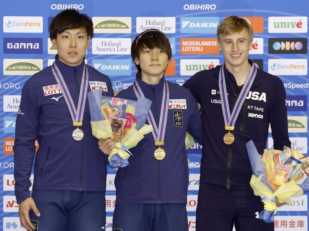 Winner Wataru Morishige (center) poses with runnerup Tatsuya Shinhama (left) and third-place finisher Jordan Stolz after the men's 500-meter race during a speedskating World Cup event in Obihiro, Hokkaido, on Sunday.
