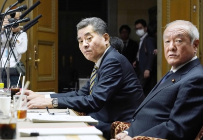 State Minister of Finance Kenji Kanda (left) and Finance Minister Shunichi Suzuki attend an Upper House session in Tokyo on Thursday.