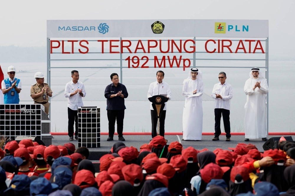 Президент Индонезии Джоко Видодо на открытии плавучей солнечной электростанции, разработанной PLN Nusantara Power, в Пурвакарте, провинция Западная Ява, Индонезия, в четверг.