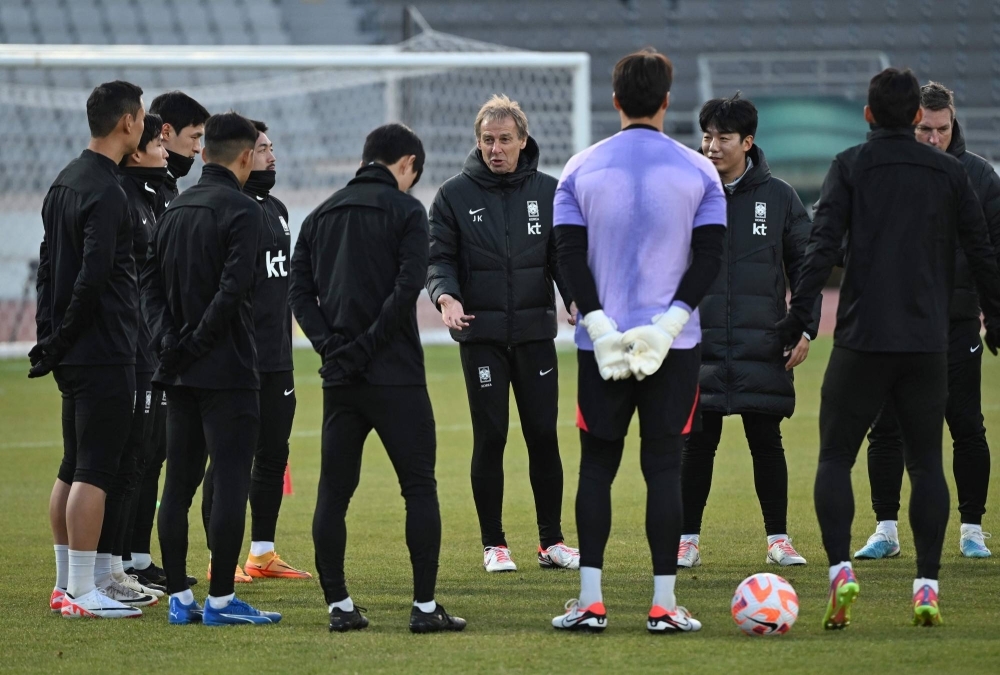 South Korea's head coach Jurgen Klinsmann (center) speaks to his players during a training session at Mokdong Stadium on Nov. 13, ahead of the 2026 World Cup qualifying match between South Korea and Singapore.