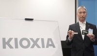 Toshiba Memory executives unveil the Kioxia logo in September 2019. | Kyodo