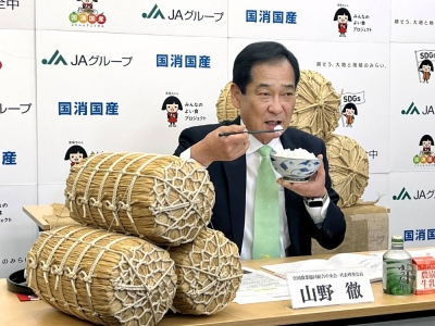 Toru Yamano, chairman of the Central Union of Agricultural Cooperatives, tastes Koshihikari brand rice from Niigata Prefecture that contains immature grains, during a news conference in Tokyo on Nov. 9.
