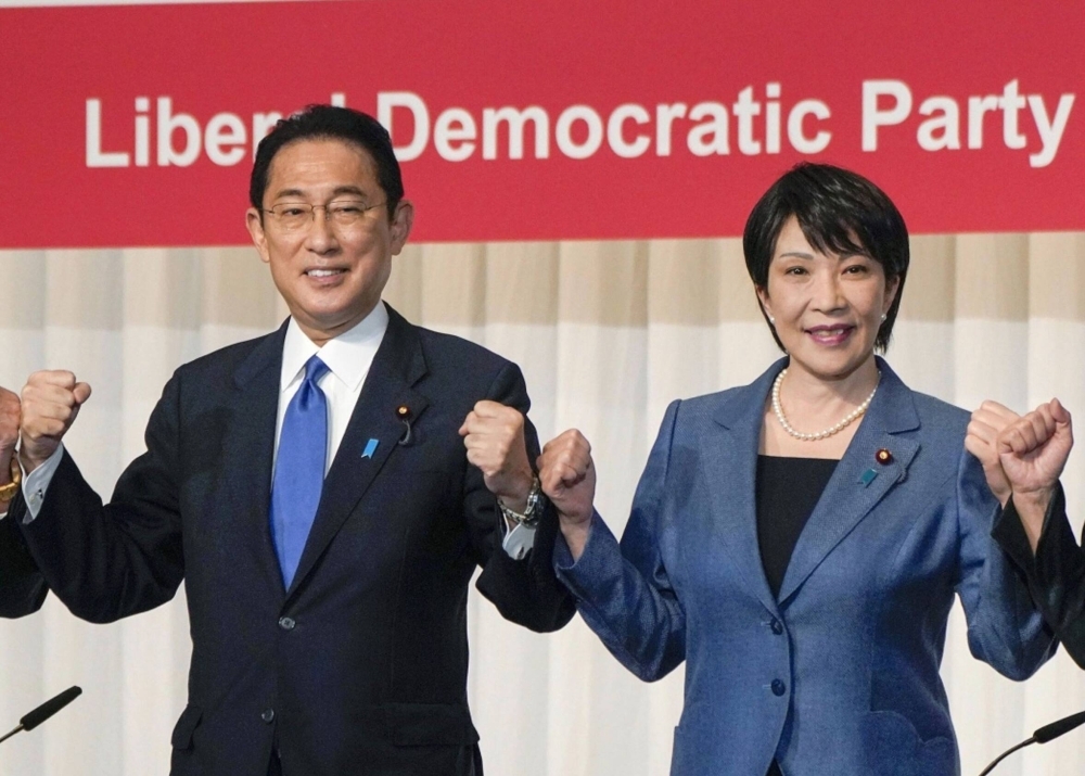 Economic Security Minister Sanae Takaichi and Prime Minister Fumio Kishida take part in a news conference in September 2021 in the lead-up to the Liberal Democratic Party presidential race.