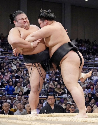 No. 2 maegashira wrestler Meisei (right) beat ozeki Takakeisho on Wednesday in Fukuoka. 