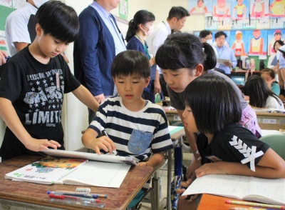 Students engage in group work during a class at Ogawara Elementary School in Ogawara, Miyagi Prefecture, in September.