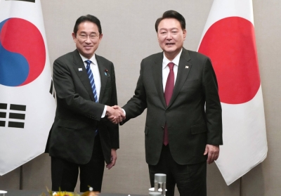 Prime Minister Fumio Kishida meets South Korean President Yoon Suk-yeol in San Francisco on Thursday.