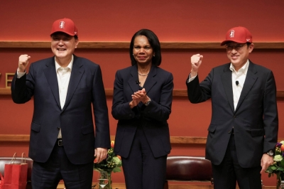 Prime Minister Fumio Kishida and South Korean President Yoon Suk-yeol pose for a photo while wearing Stanford baseball caps with former U.S. Secretary of State Condoleezza Rice during a discussion on the sidelines of the Asia-Pacific Economic Cooperation summit, at Stanford University on Friday.
