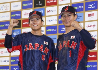 Japan's Takahisa Hayakawa (left) and Kyota Fujiwara pose for photos after their win over Australia at Tokyo Dome on Saturday.