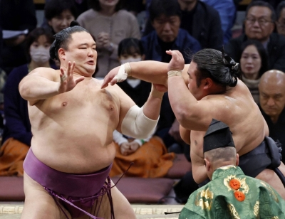 Takakeisho (right) battles Asanoyama at Fukuoka Kokusai Center on Sunday. Asanoyama beat Takakeisho to drop the yokozuna aspirant to 5-3. 