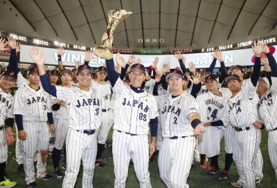 Japan manager Hirokazu Ibata lifts the trophy after the Asia Professional Baseball Championship at Tokyo Dome on Sunday.