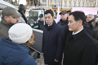 Kiyoto Tsuji, a state minister for foreign affairs (center), and Kazuchika Iwata, a state minister of economy, trade and industry (right), talk to Ukrainian officials during their visit to Kyiv on Monday. | Kyodo