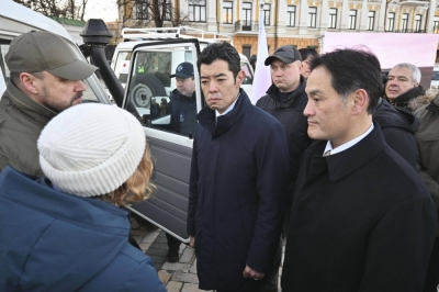 Kiyoto Tsuji, a state minister for foreign affairs (center), and Kazuchika Iwata, a state minister of economy, trade and industry (right), talk to Ukrainian officials during their visit to Kyiv on Monday.