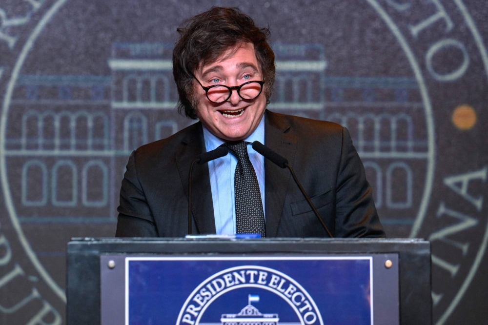 Javier Milei fala aos apoiadores depois de vencer o segundo turno das eleições presidenciais na sede de seu partido, em Buenos Aires, no domingo. Javier Milei fala aos apoiadores depois de vencer o segundo turno das eleições presidenciais na sede de seu partido, em Buenos Aires, no domingo.