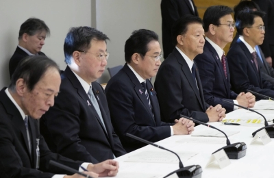 Prime Minister Fumio Kishida (third from left) attends a meeting of ministers related to the monthly economic assessment held at the Prime Minister's Office on Wednesday.