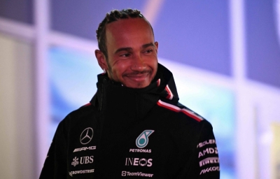 Mercedes driver Lewis Hamilton denied having talks with Red Bull's Christian Horner about joining the team.