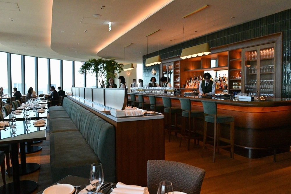 Hills House Dining 33, the grand bistro produced by Kiyomi Mikuni, on the 33rd floor of Mori JP Tower