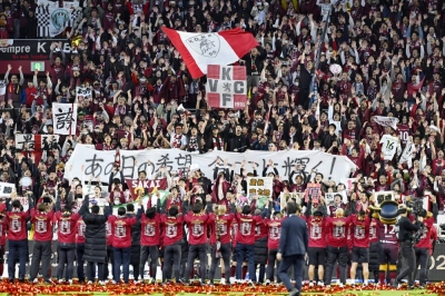 Vissel Kobe players and fans celebrate the team's J1 title on Saturday at Noevir Stadium. 
