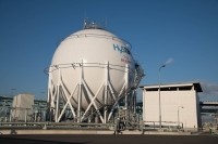 A hydrogen storage tank and loading system at a liquefied hydrogen receiving terminal in Kobe | Bloomberg