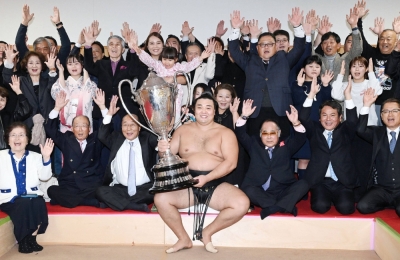 Ozeki Kirishima celebrates after winning the Kyushu Grand Sumo Tournament in Fukuoka on Sunday.