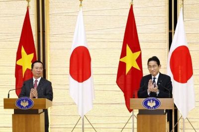 Vietnamese President Vo Van Thuong and Prime Minister Fumio Kishida applaud during a news conference at the prime minister's official residence in Tokyo on Monday.